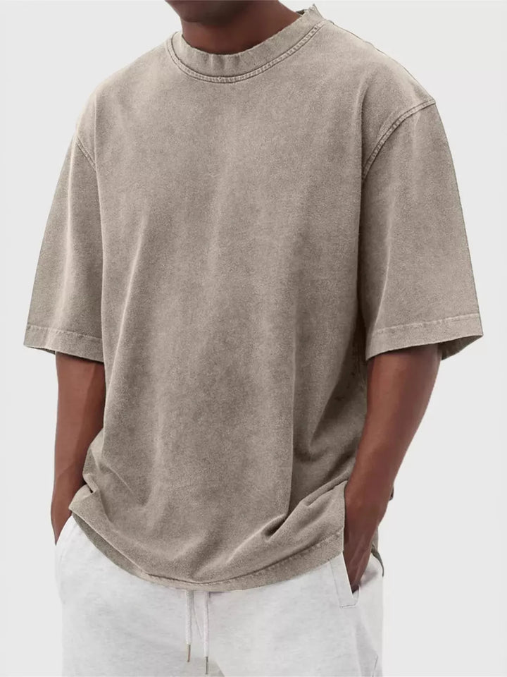 Dettaglio della T-shirt uomo oversize con finitura effetto lavato, ideale per abbigliamento casual.