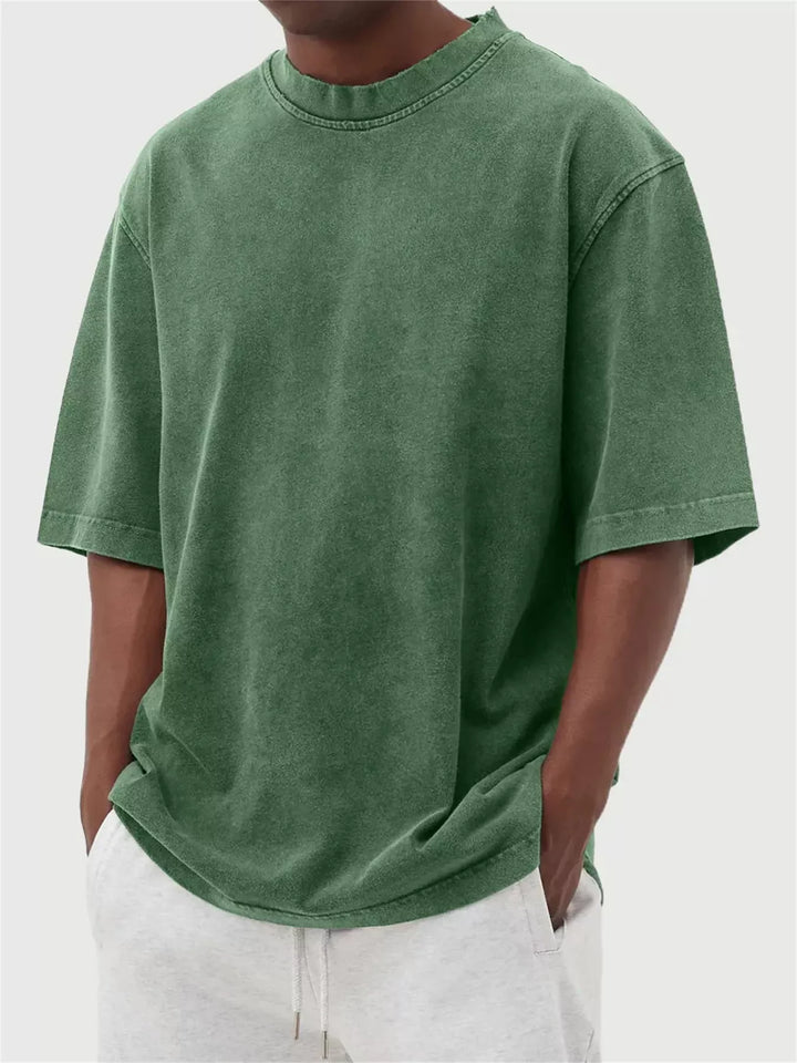 Abbigliamento uomo rilassato: t-shirt oversize con maniche corte ed elegante effetto lavato.
