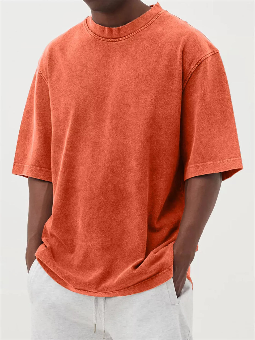 Maglietta uomo oversize casual con effetto lavato, un capo essenziale per la moda maschile.