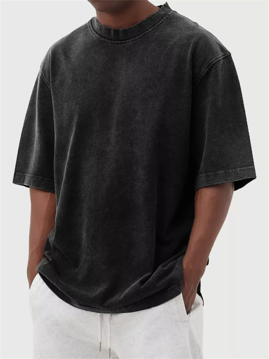 T-shirt uomo oversize a maniche corte, stile moderno e casual con finitura effetto lavato.