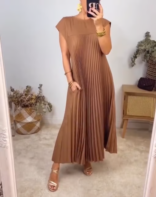 Abito raffinato ed elegante da donna, modello maxi plissettato, perfetto per cerimonia.