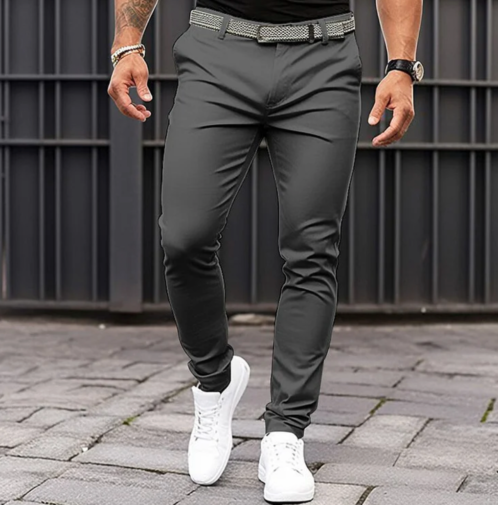 Pantaloni uomo sartoriali bianchi versatili e leggeri, perfetti per eleganza maschile e comfort quotidiano in ogni stagione.