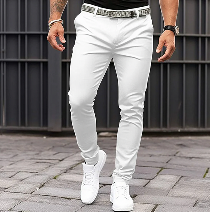 Pantaloni sartoriali leggeri da uomo bianchi, eleganti e confortevoli, ideali per l'ufficio o uno stile casual estivo.