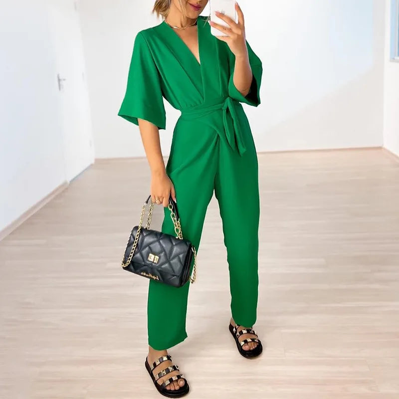 Elegante jumpsuit donna sartoriale con scollo a V, capo di moda perfetto per un look sofisticato e formale.