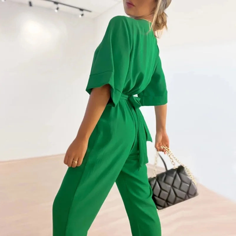 Tuta donna versatile e sartoriale, con scollo a V e vestibilità slim, ideale per look casual o chic.