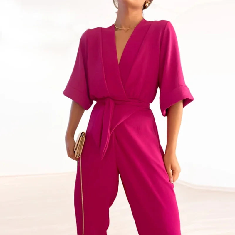 Jumpsuit donna elegante, taglio sartoriale, scollo a V profondo, vestibilità slim. Perfetta per la moda sera.