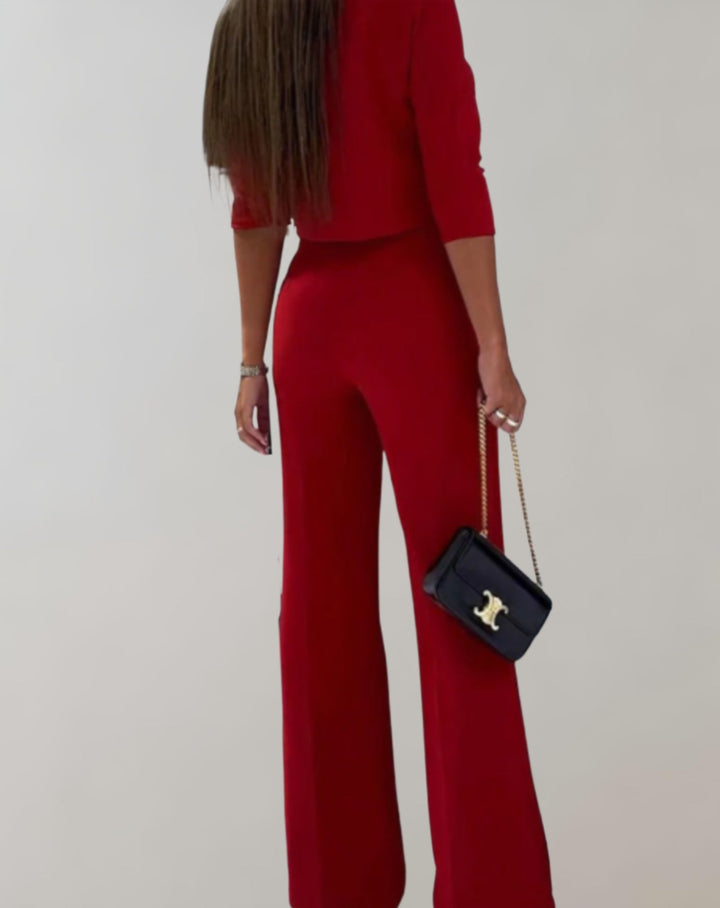 Moda donna: completo elegante due pezzi con pantaloni ampi e top 3/4. Capi coordinati per stile versatile.