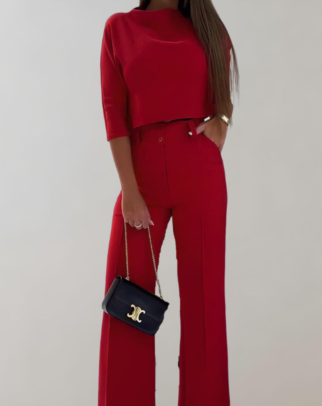Completo donna elegante due pezzi con pantaloni a gamba larga e top 3/4. Stile versatile per moda femminile.