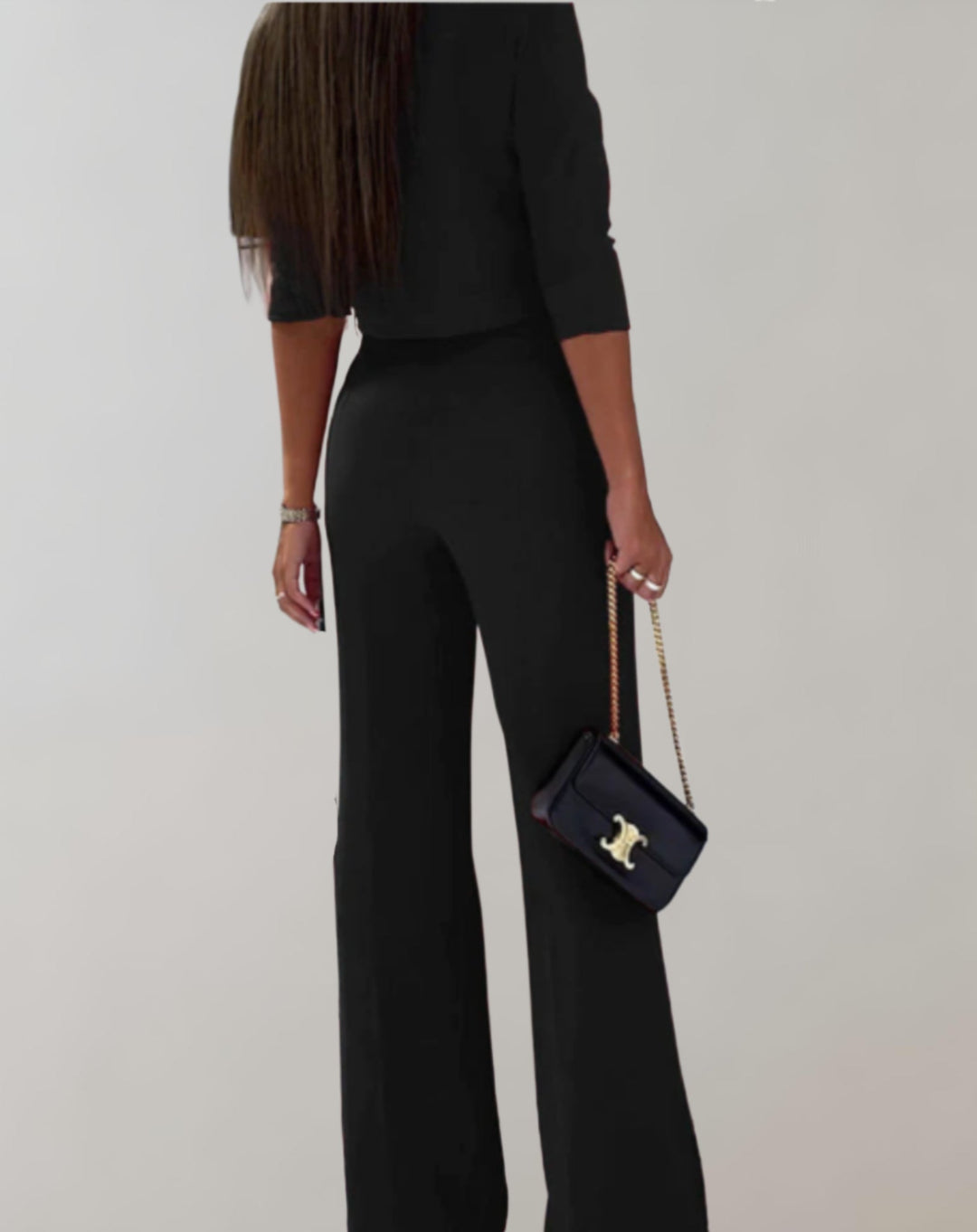 Pantaloni a gamba larga del completo donna due pezzi. Abbigliamento femminile elegante per ufficio e tempo libero.