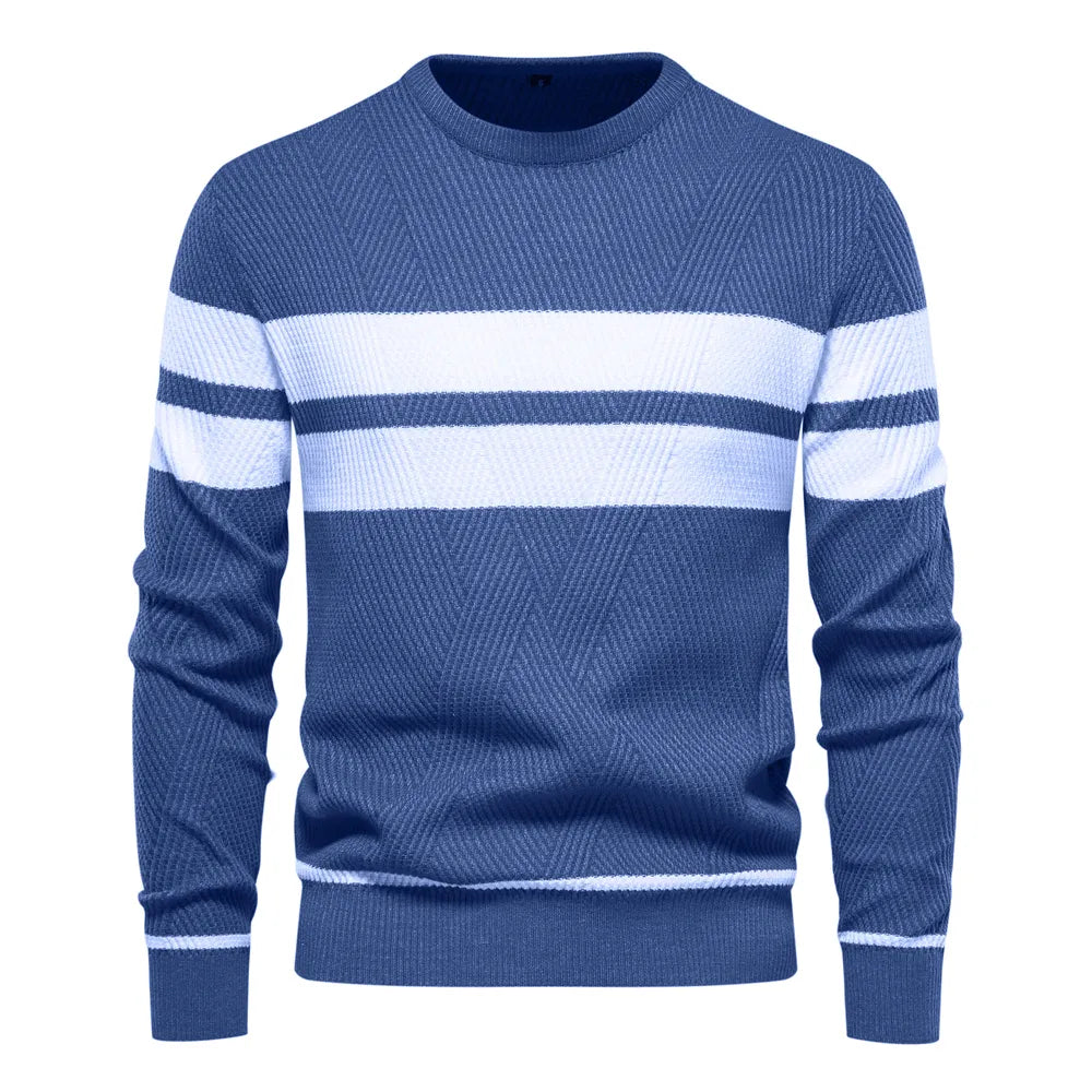 Dettaglio maglia fine del pullover uomo girocollo. Comfort e stile autunno/inverno, maniche lunghe. Morbida e calda.