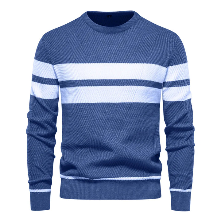 Dettaglio maglia fine del pullover uomo girocollo. Comfort e stile autunno/inverno, maniche lunghe. Morbida e calda.