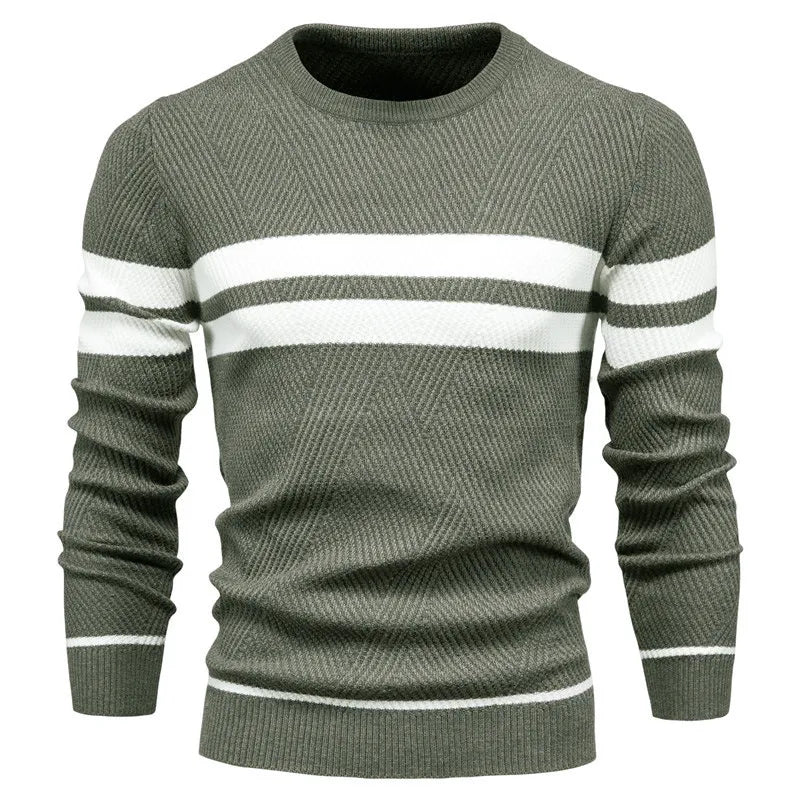Uomo indossa maglione girocollo casual-elegante. Pullover maniche lunghe, ideale per moda uomo primavera/autunno inverno.
