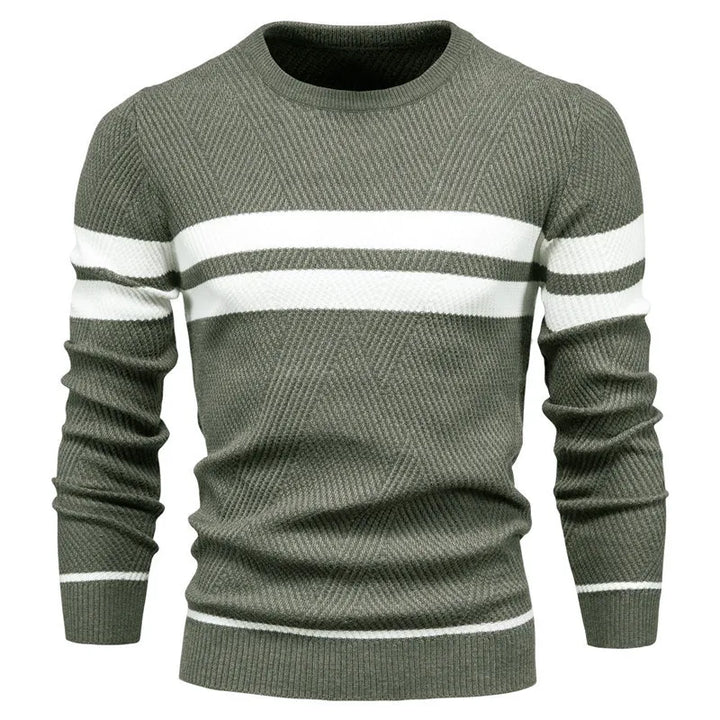 Uomo indossa maglione girocollo casual-elegante. Pullover maniche lunghe, ideale per moda uomo primavera/autunno inverno.