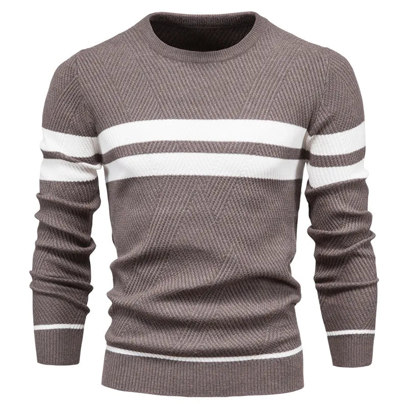 Classico maglione uomo girocollo, tinta unita. Pullover versatile, comfort quotidiano per un look elegante o casual.