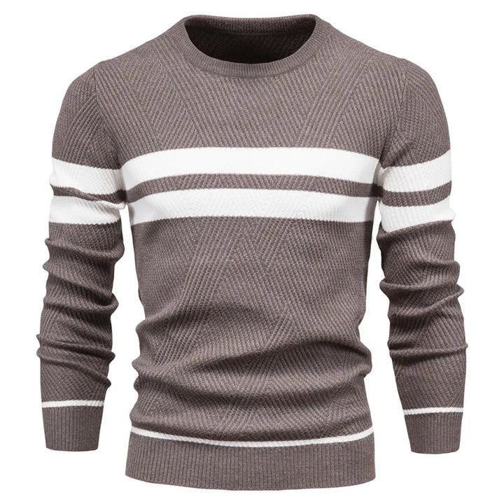 Classico maglione uomo girocollo, tinta unita. Pullover versatile, comfort quotidiano per un look elegante o casual.