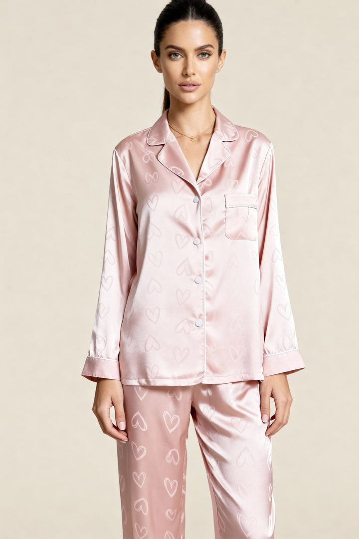 Completo pigiama donna due pezzi in satin jacquard rosa con delicati cuori. Ideale per dormire con stile.