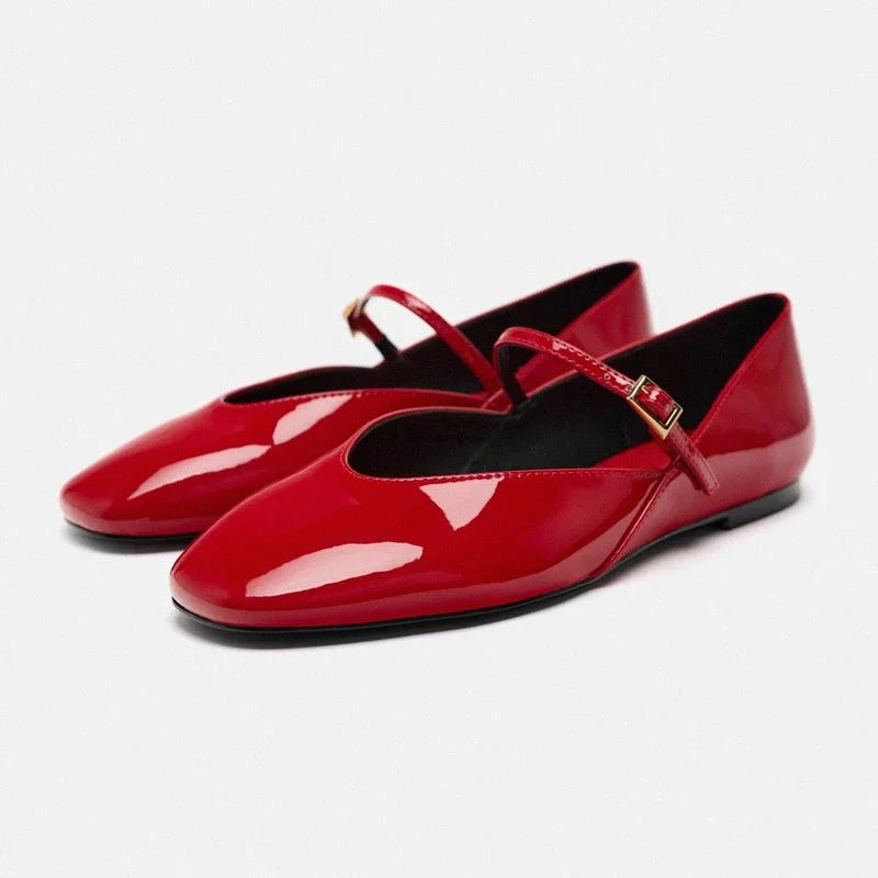 Dettaglio ballerine donna lucide in similpelle. Scarpe eleganti e confortevoli per la moda autunnale.