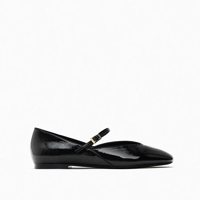 Ballerine da donna lucide indossate, per un look elegante e comodo. Ideali per primavera ed estate.