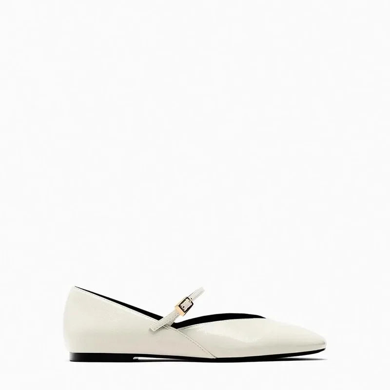 Ballerine donna chic e lucide, un tocco di eleganza per ogni outfit. Calzature comode e versatili.