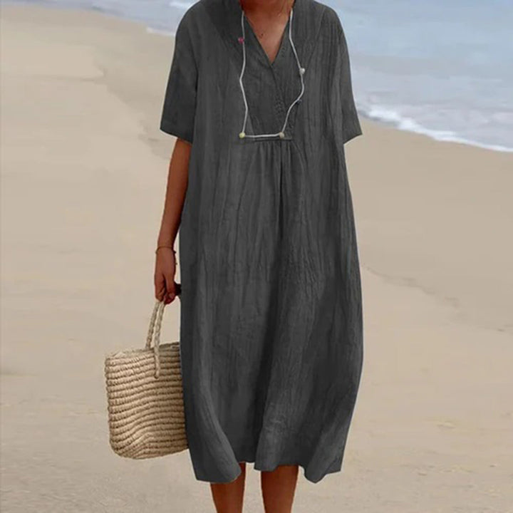 Vestito midi femminile, stile rilassato ed elegante, ideale per spiaggia, vacanze o eventi serali estivi.