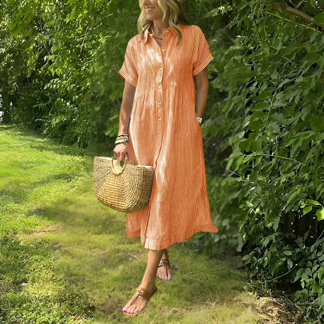 Modella indossa abito midi a righe fluide, stile casual elegante, un must-have per la moda donna estiva.