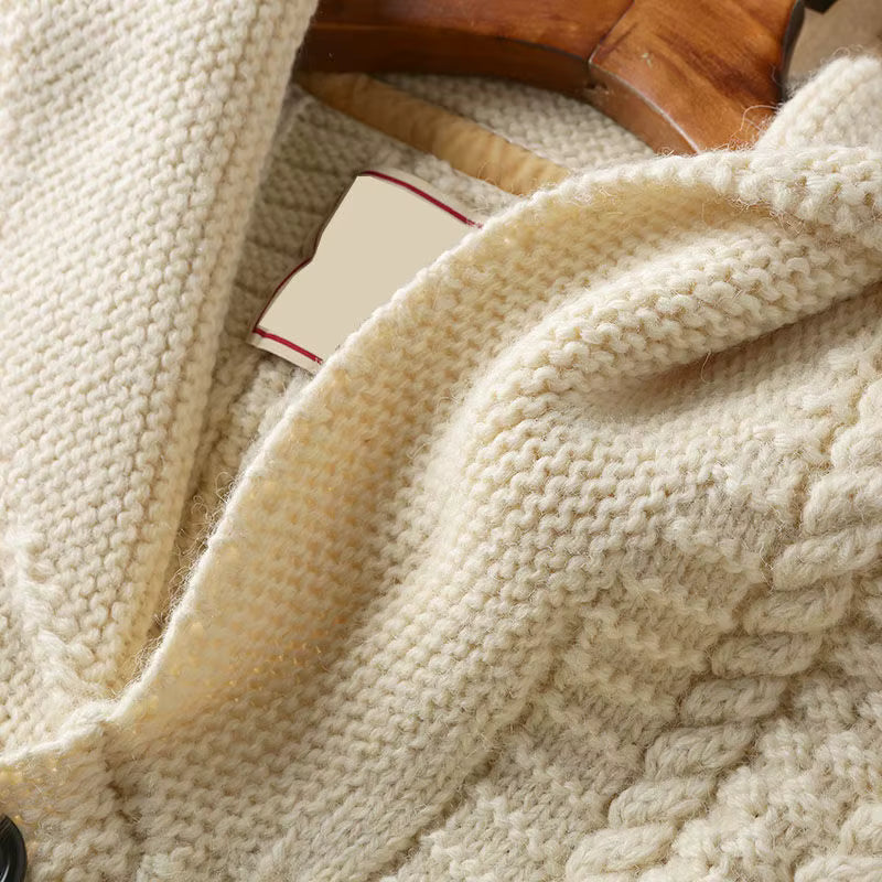 Cardigan uomo invernale con bottoni e tasche. Morbido maglione versatile per comfort casual.