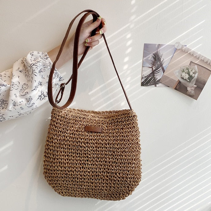 Borsa tracolla donna di design estivo in paglia intrecciata, accessorio moda artigianale per la spiaggia.
