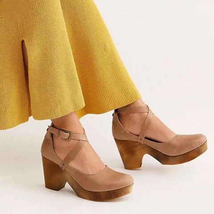 Sandali donna con plateau e zeppa, scarpe estive comode e versatili per un look estivo elegante. Calzature chic.