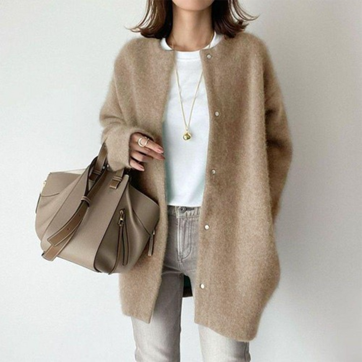Moda femminile: cardigan lungo con bottoni, un capo essenziale per la stagione fredda.
