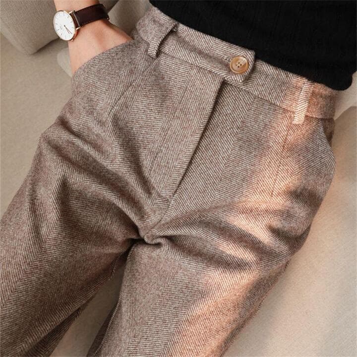 Pantaloni slim fit uomo in tonalità classiche, eleganti e versatili per ogni occasione moderna.