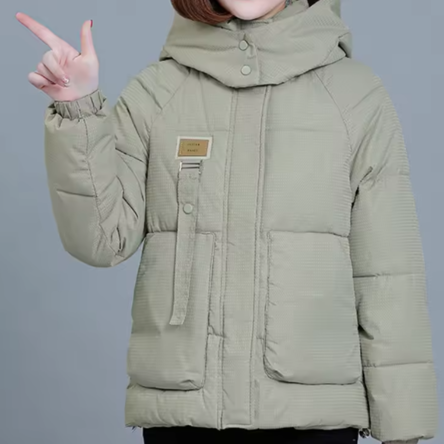 Giacca invernale donna casual per outdoor, resistente all'acqua, con cappuccio e tasche funzionali per protezione dal freddo.