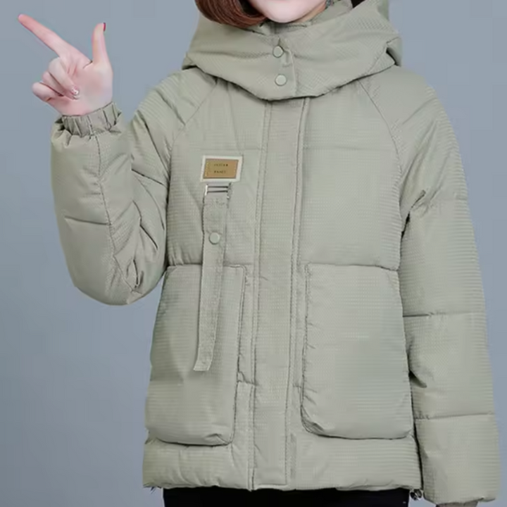Giacca invernale donna casual per outdoor, resistente all'acqua, con cappuccio e tasche funzionali per protezione dal freddo.