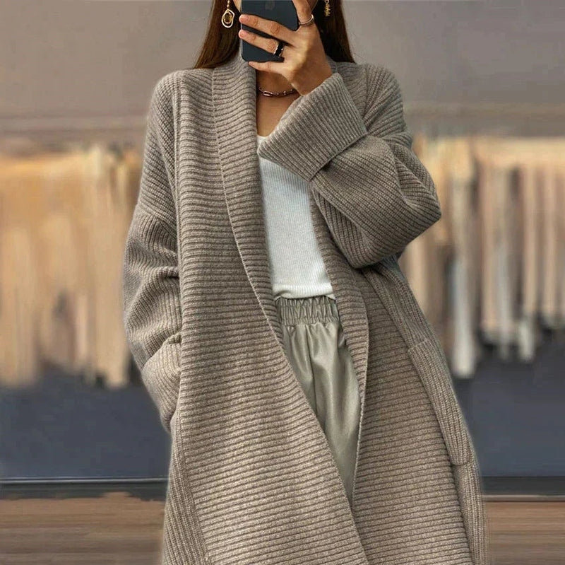 Elegante giacca kimono donna in maglia leggera, vestibilità comoda, ideale per look primaverili.