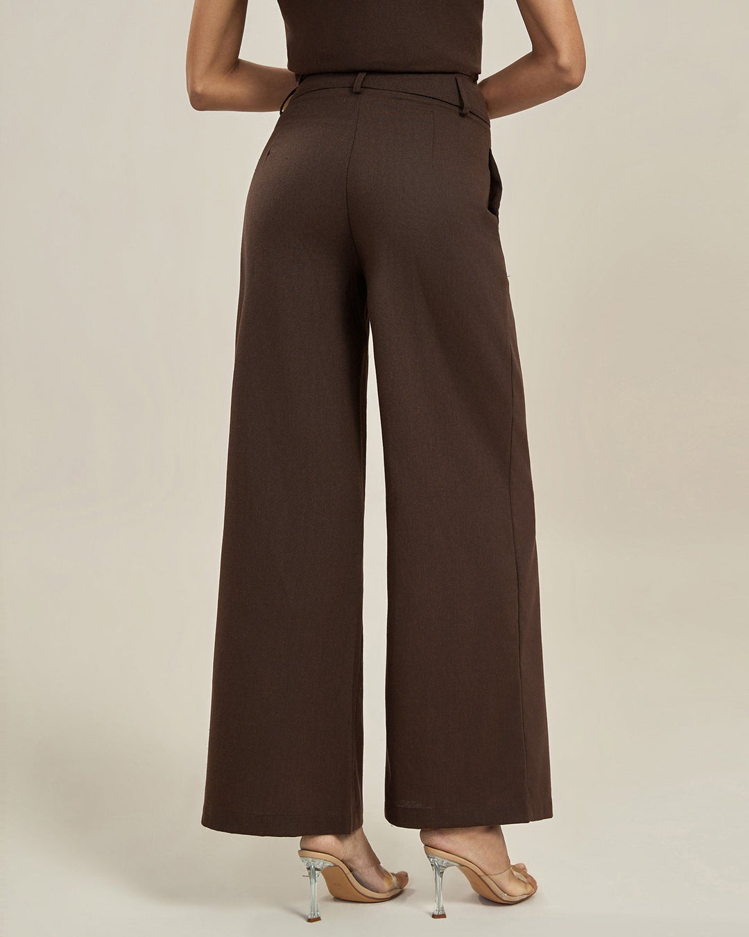 Donna, pantaloni larghi marroni eleganti, a vita alta, ideali per outfit formali o casual chic.