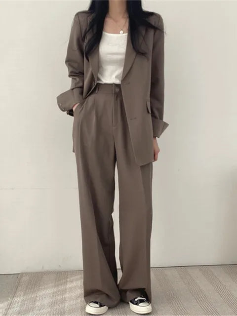 Tailleur completo business donna due pezzi, giacca blazer e pantalone, per un look professionale.