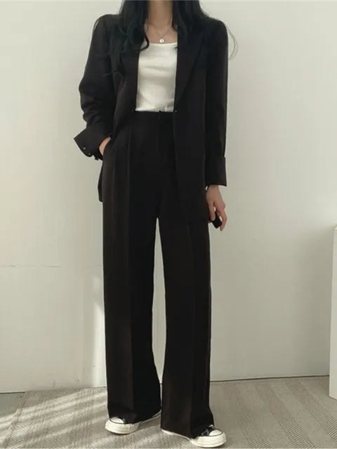 Blazer donna e pantalone elegante, completo due pezzi versatile per un look sofisticato e chic.