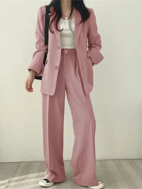 Completo donna versatile due pezzi, blazer e pantalone, ideale per outfit casual o business.