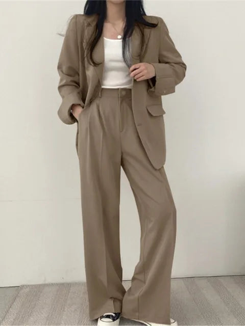 Completo moda donna due pezzi, blazer e pantalone, stile elegante e moderno, per ogni occasione.