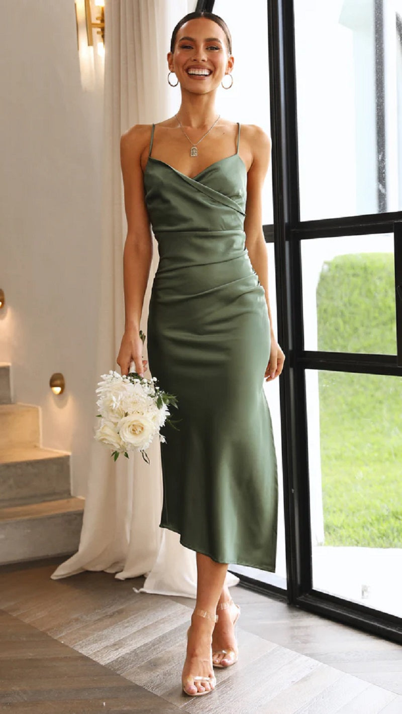 Dettaglio spacco sull'abito midi elegante, aggiunge un tocco di sensualità.