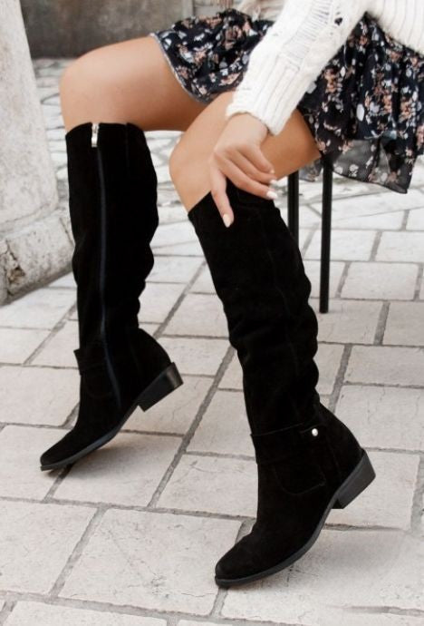 Stivali donna neri al ginocchio con tacco basso, perfetti per look autunnali ed invernali, stile e comfort duraturo.