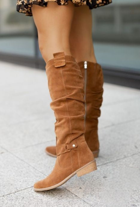 Eleganti stivali donna al ginocchio con tacco basso, calzature autunno/inverno per moda e comfort elevato.