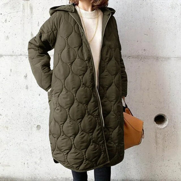 Giacca donna con cappuccio, trapuntata per l'inverno, un capo d'abbigliamento versatile e di tendenza.