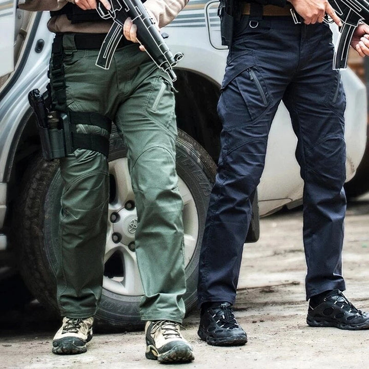 Uomo con pantaloni tattici impermeabili e resistenti, ottimi per escursionismo e avventure outdoor.