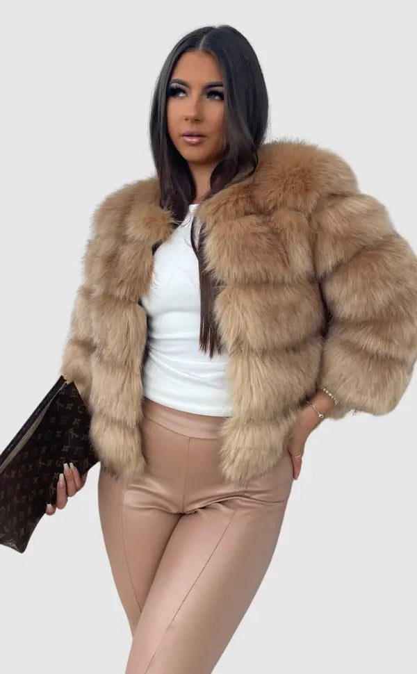 Giacca donna in morbida pelliccia sintetica, taglio corto e collo tondo. Ideale per un look chic.