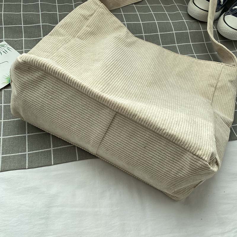 Borsa a spalla marrone in velluto a coste, stile casual chic per l'ufficio o il tempo libero.