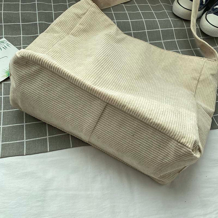 Borsa a spalla marrone in velluto a coste, stile casual chic per l'ufficio o il tempo libero.