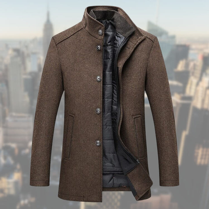 Elegante cappotto invernale uomo con gilet staccabile, versatile per protezione dal freddo e moda maschile.