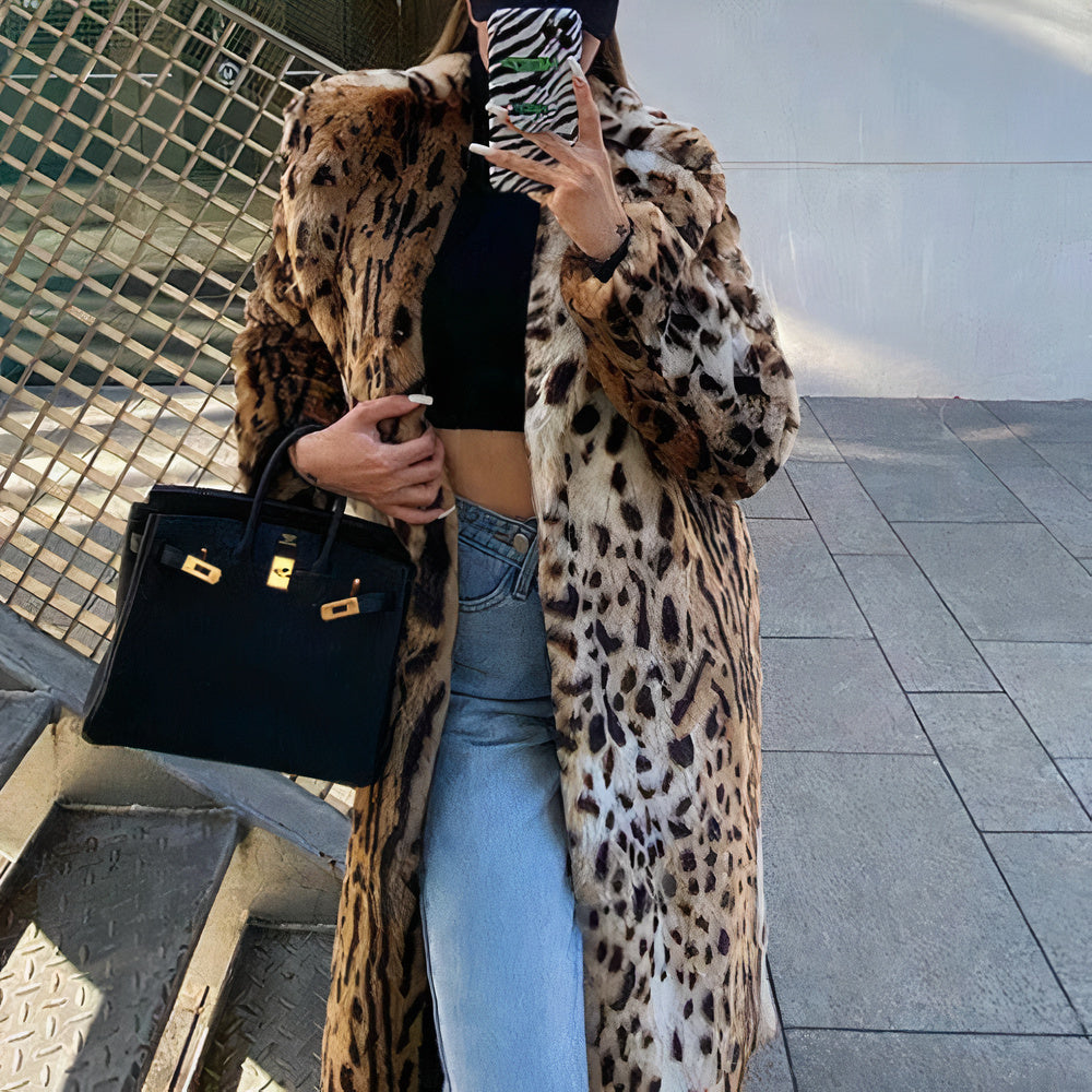 Giacca invernale donna leopardata in pelliccia sintetica, perfetta per un look chic e di tendenza.