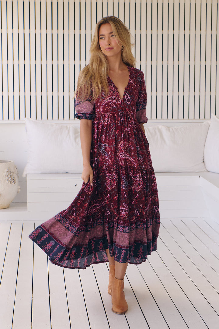Abito midi da donna, stampato con un'estetica raffinata, per un'eleganza senza sforzo estiva.