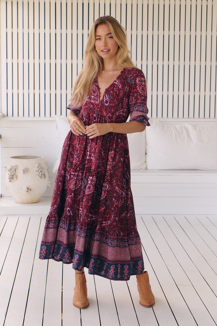 Vestito midi stampato, abbigliamento donna estivo versatile, adatto a diverse occasioni.